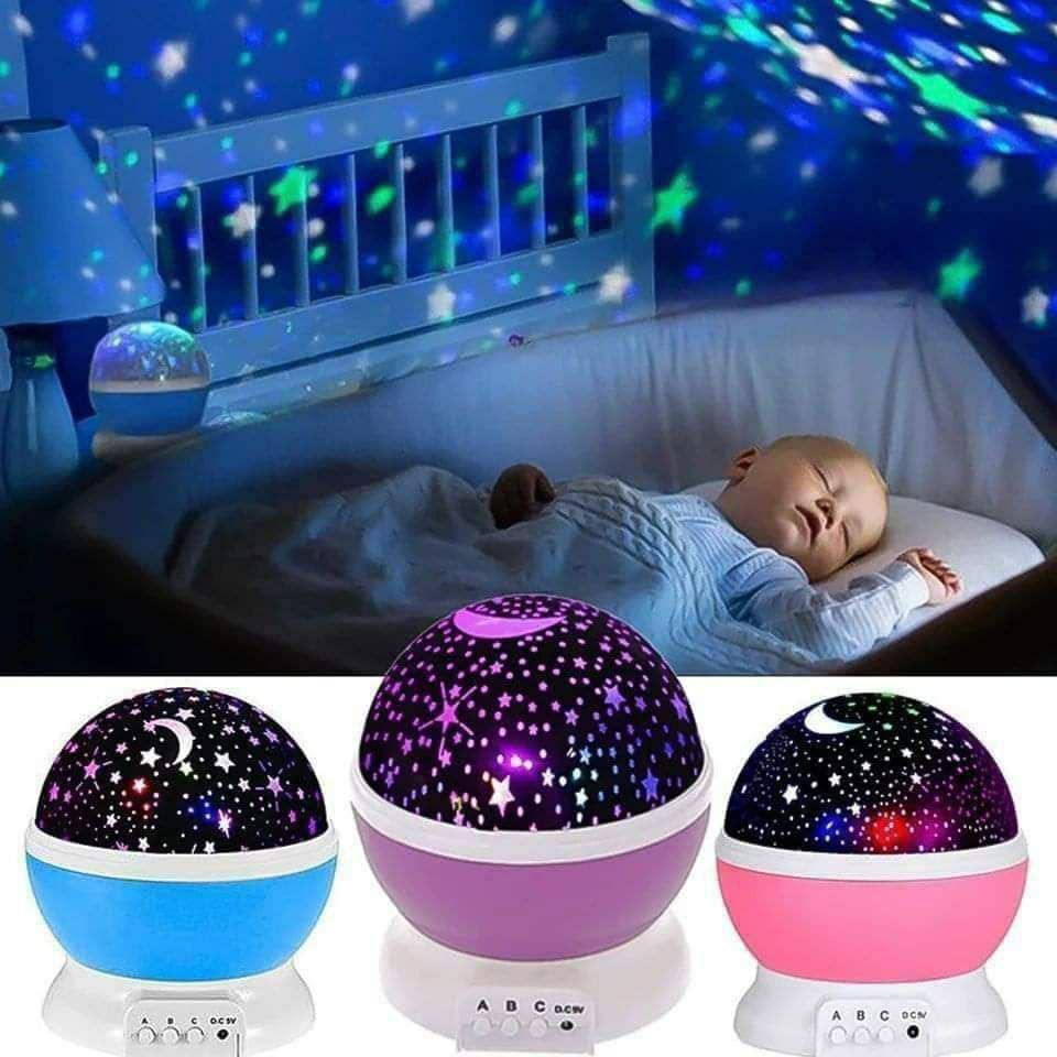 Projecteur LED rotatif produisant l’image d’un ciel étoilé, idéal pour la chambre d’un enfant